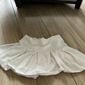 Tillys’s white pleaded skirt